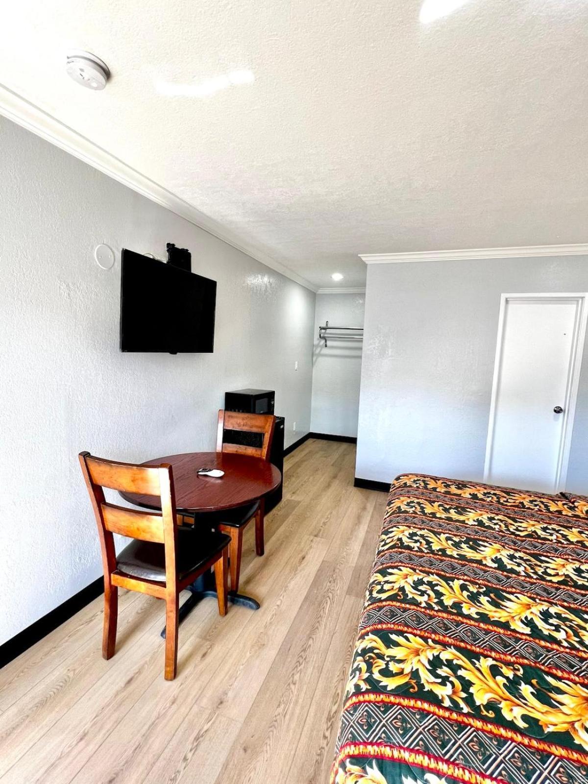 אל מונטה Aqua Inn Motel מראה חיצוני תמונה